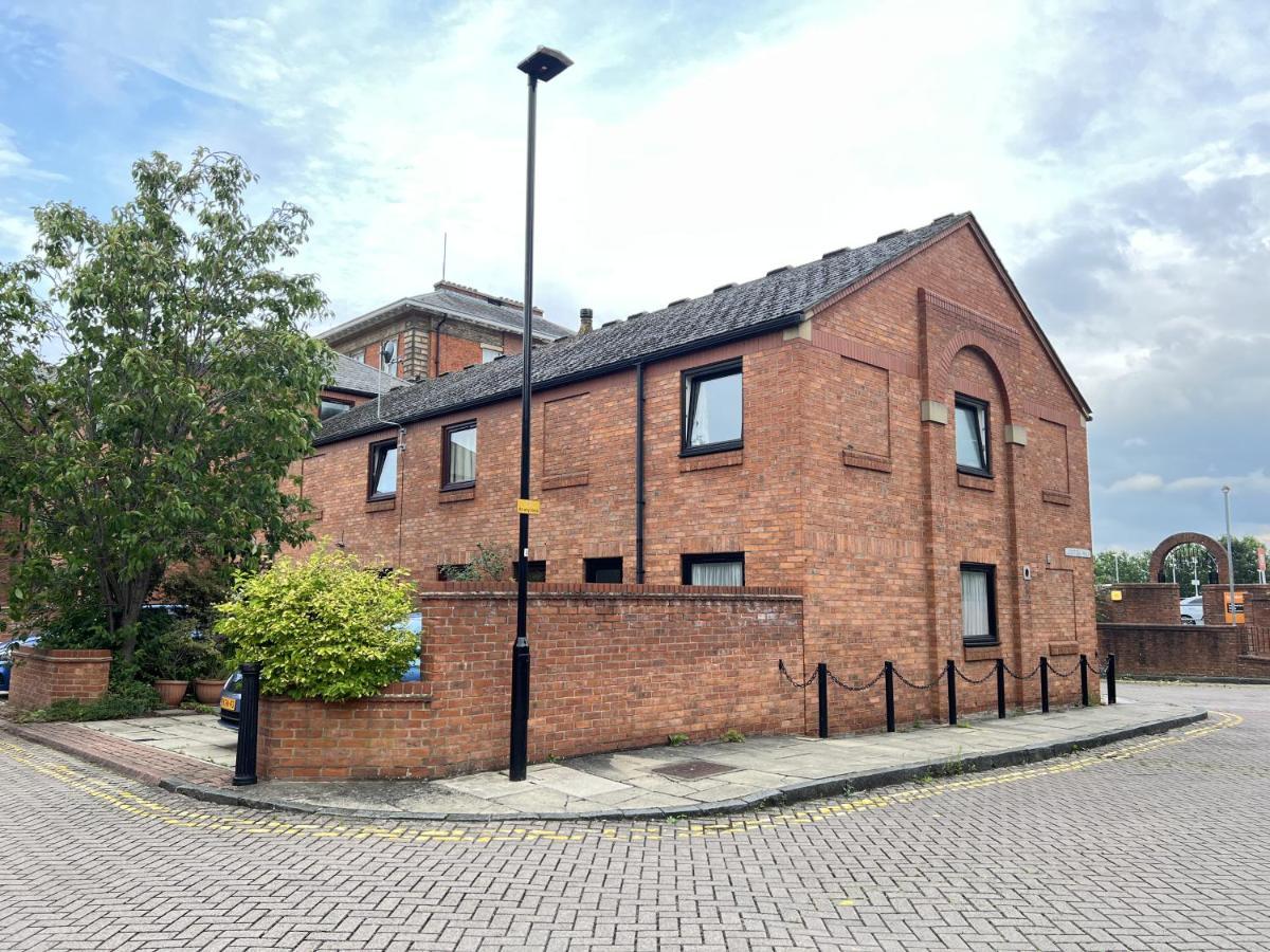 Modern 2 Bed Townhouse Just Outside City Walls With Free Private Parking York Exteriör bild